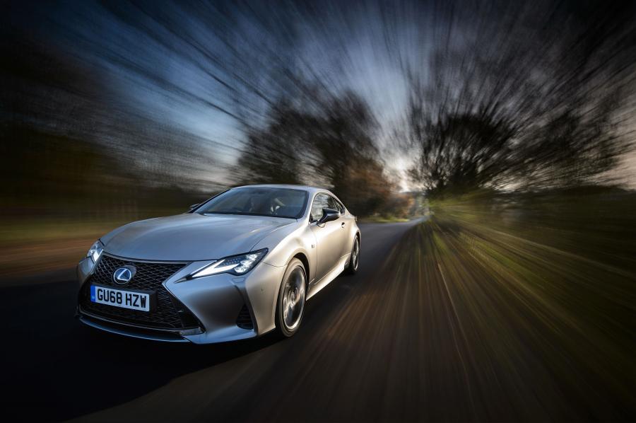  Lexus RC300h F-Sport 2019 года  (UK) (фото 10 из 40)